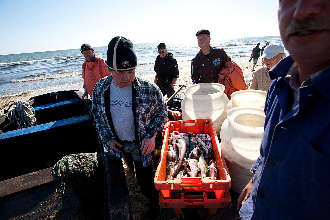 Strandfischer verkauft Fisch am Strand, Baabe, Rügen, Ostsee, Mecklenburg-Vorpommern, Deutschland
