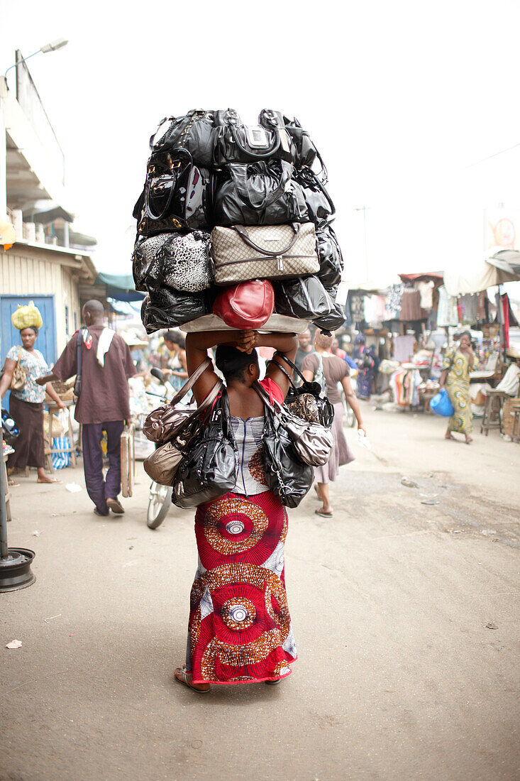 Taschenverkäuferin auf dem Dantokpa Markt, Cotonou, Departement Littoral, Benin