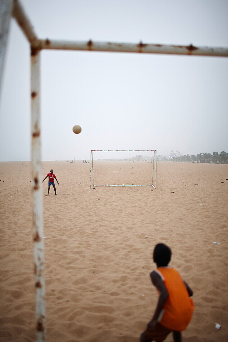 Kinder spielen Fussball am Sandstrand, Togbin Plage, Route des Peches, bei Cotonou, Benin