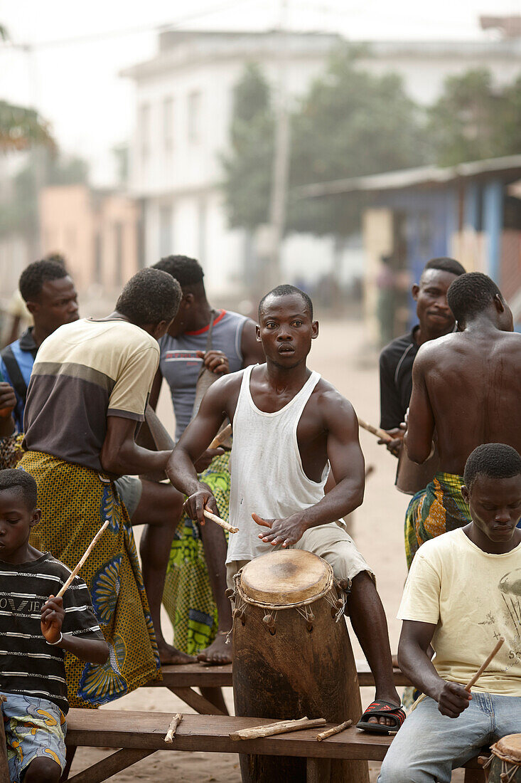 Männer und Jungen spielen Perkussions, Voudoun Zeremonie, Agbanakin, Togo
