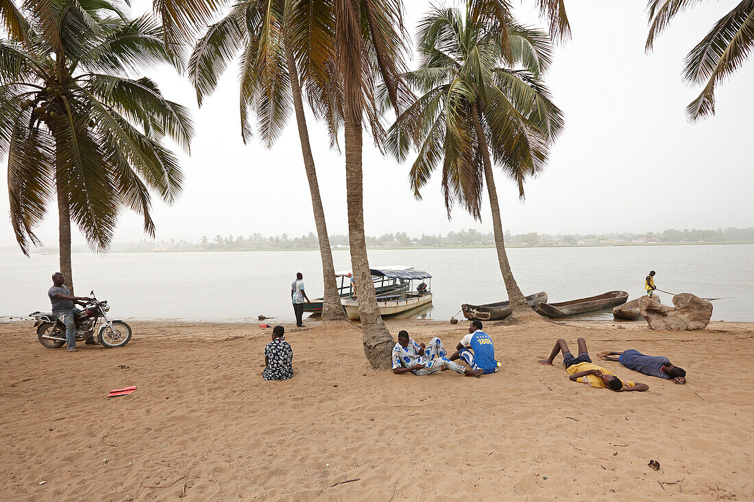 Boote liegen am Fluss Mono, Grand-Popo, Mono, Benin