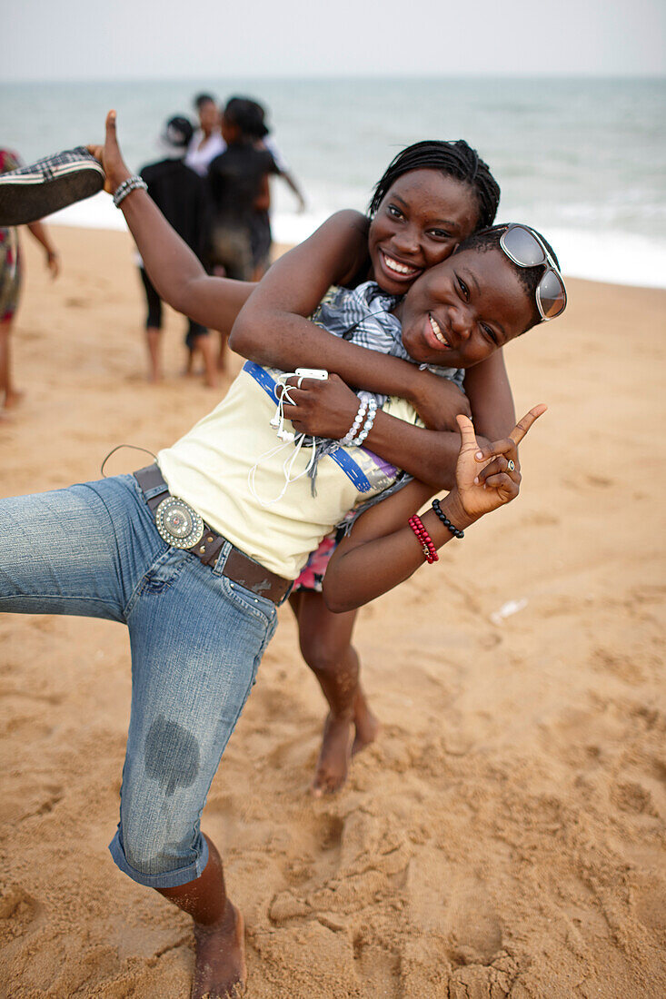Schulklasse tobt am Strand, Ouidah, Route des Peches, Departement Atlantique, Benin