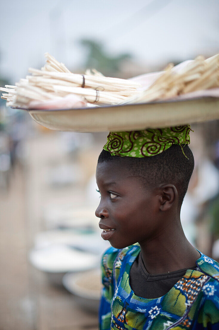 Frau verkauft Weichholz zum Zähneputzen, Markt von Dassa, Benin
