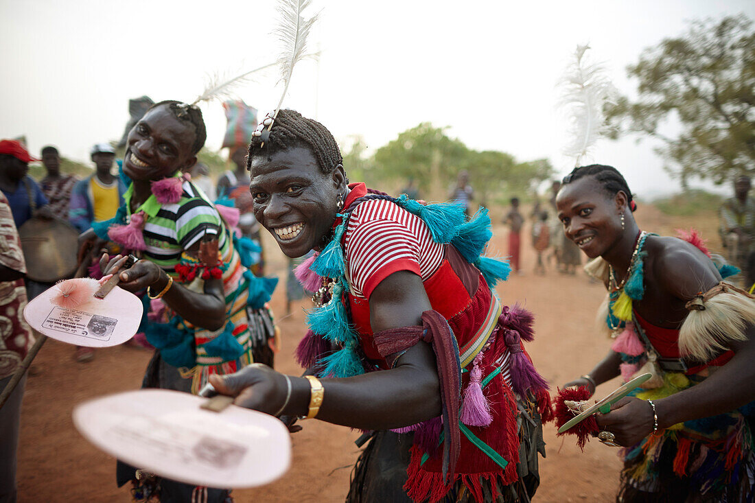 Familiengemeinschaft aus Togo tanzt auf der Straße, Grenzstraße nahe Taneka-Beri, Benin