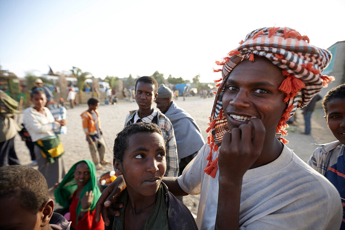 Jugendliche an Station der Überlandbusse, Hawzien, Tigray Region, Äthiopien