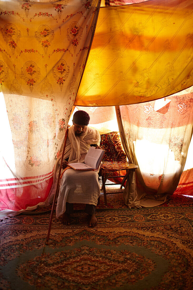 Gesangslehrer und Priester studiert ein Buch in der Kirche im Kloster Debre Damo, bei Adigrat, Tigray Region, Äthiopien