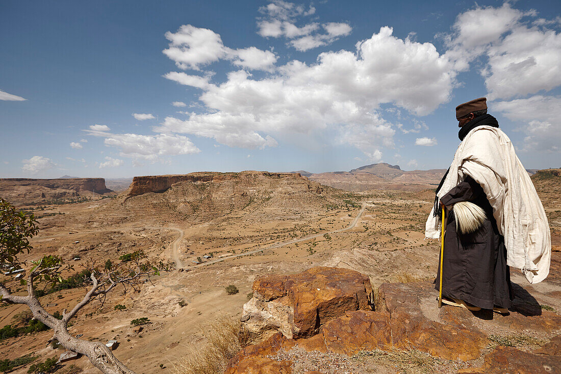 Priester blickt über Abbruchkante am Kloster Debre Damo, bei Adigrat, Tigray Region, Äthiopien