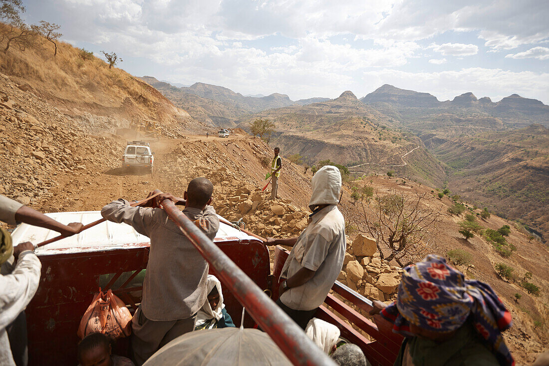 Passagiere auf einer LKW Ladefläche, Ausbau der Straße, bei Adi Ar Kay, Amhara Region, Äthiopien