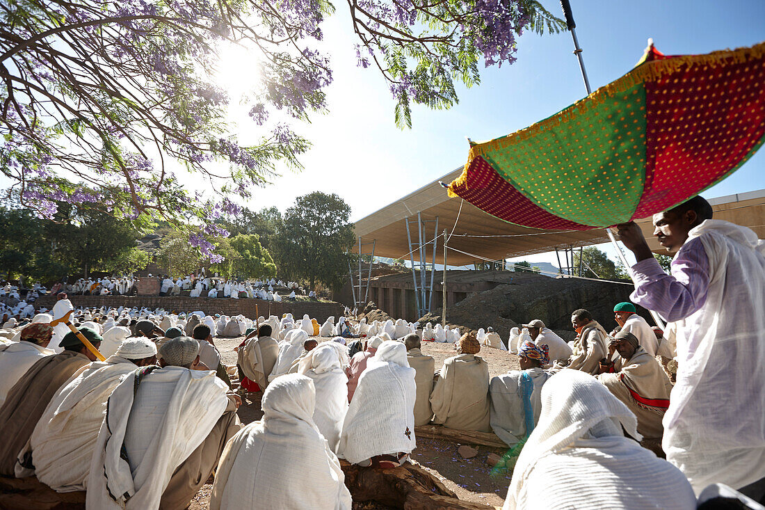 Besucher der Sonntagsmesse vor Bete Medhane Alem Felsenkirche, St.-Georgs-Kirche, Lalibela, Amhara, Äthiopien