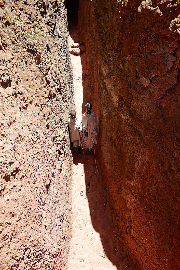 Kinder in einem Felsengang, Zugangsweg zur Abba Libanos Felsenkirche, St.-Georgs-Kirche, Lalibela, Amhara, Äthiopien