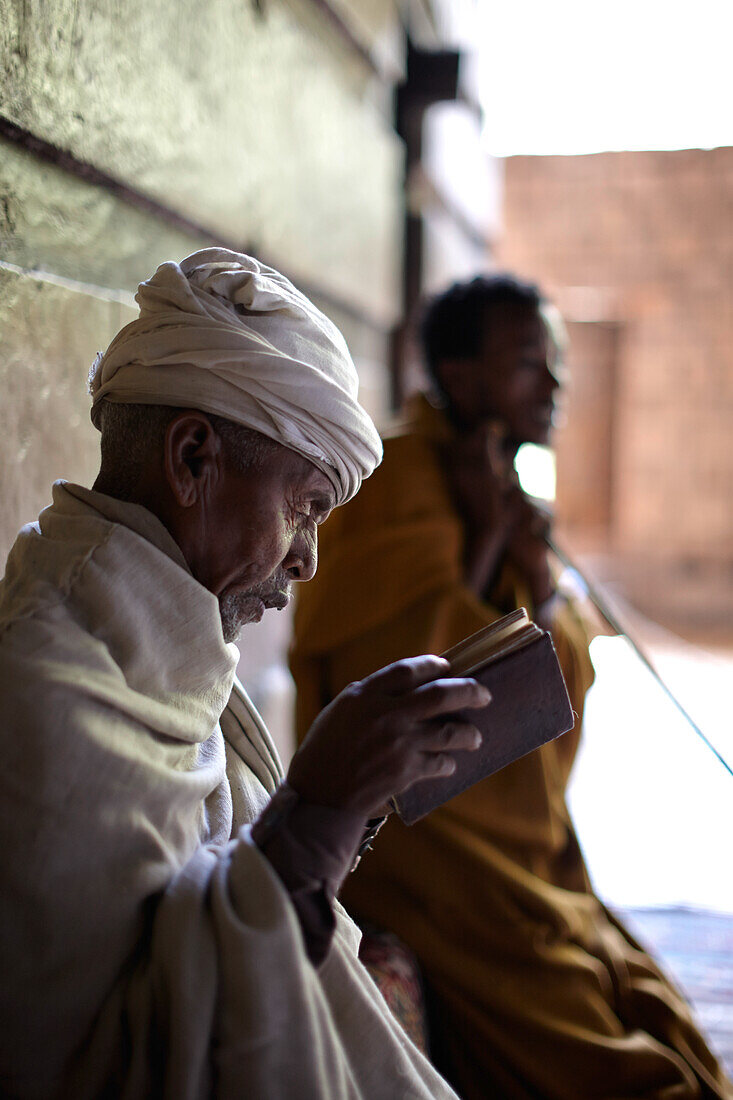 Diakone und Priester singen und beten, Grottenkirche Yemrehanna Krestos, Berg Abuna Yosef, Amhara, Äthiopien