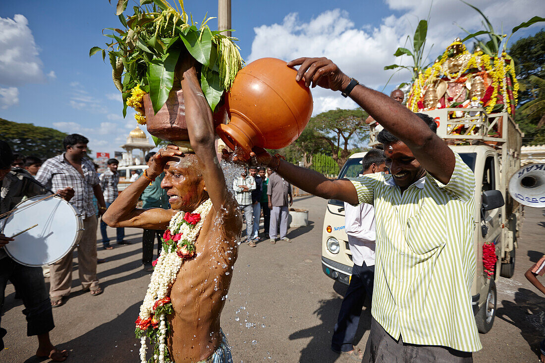 Pilger trägt heiliges Wasser auf dem Kopf, Mysore, Karnataka, Indien