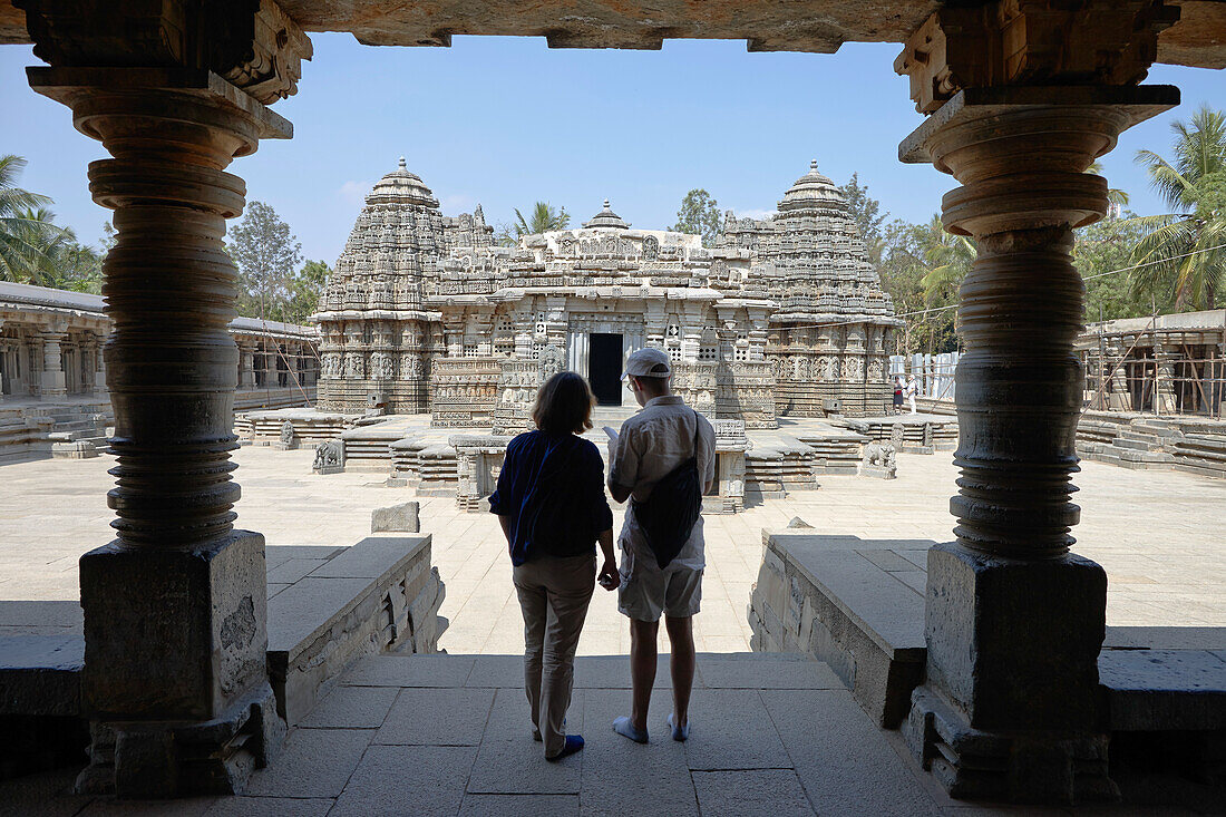 Besucher im Chennakesava Tempel, Somanathapura, Karnataka, Indien