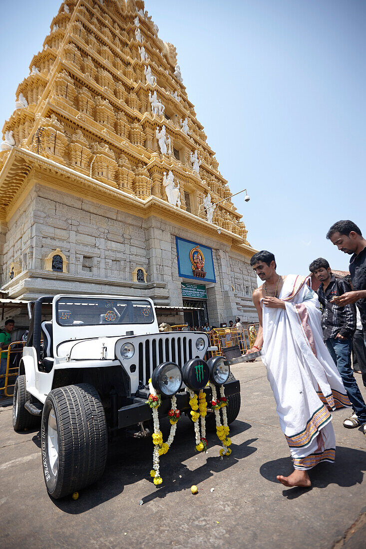 Priester segnet einen Jeep, Sri-Chamundeshwari-Tempel, Mysore, Karnataka, Indien