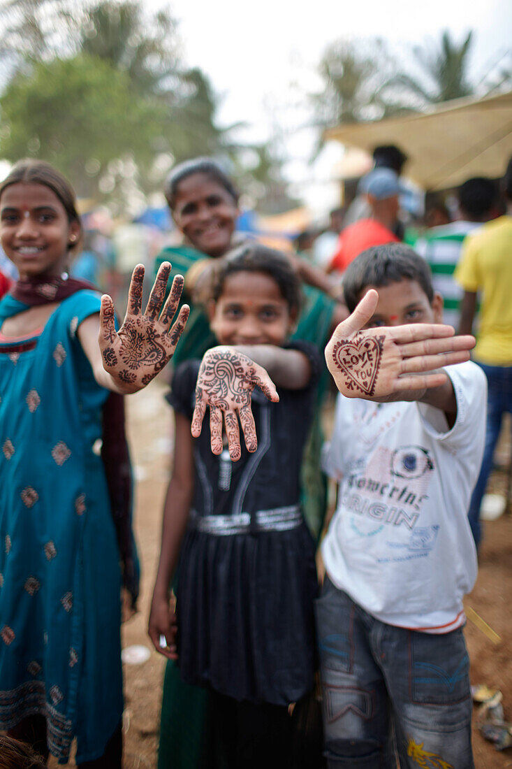 Kinder mit Henna bemalten Händen bei einem Dorffest, Angadehalli Belur, Karnataka, Indien