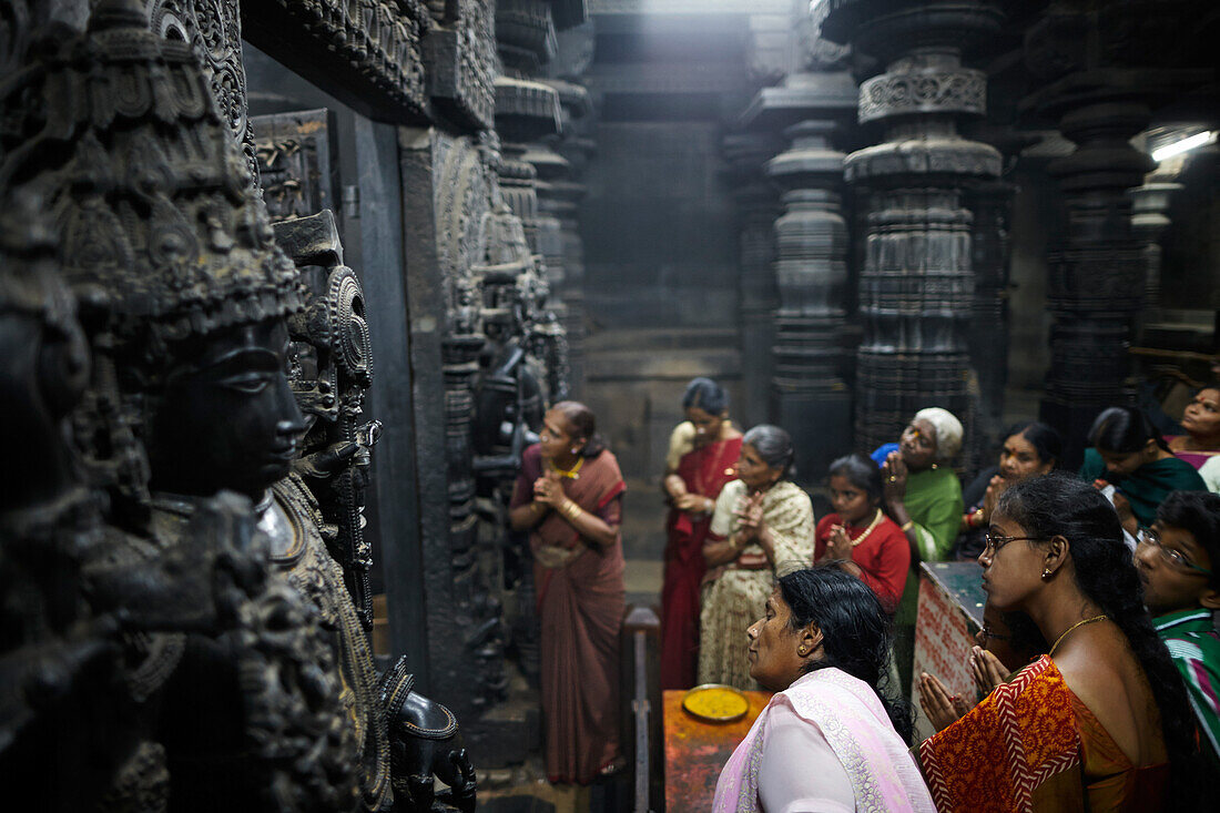 Betende vor Gottesstatue im Schrein, Chennakeshava Tempel, Belur, Karnataka, Indien