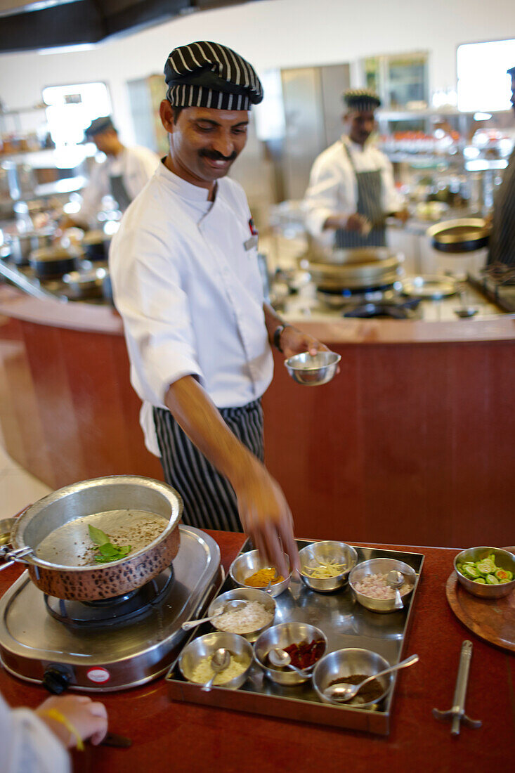 Küchenchef Joy zeigt Zutaten beim interaktiven Kochen, SwaSwara Resort, Gokarna, Karnataka, Indien