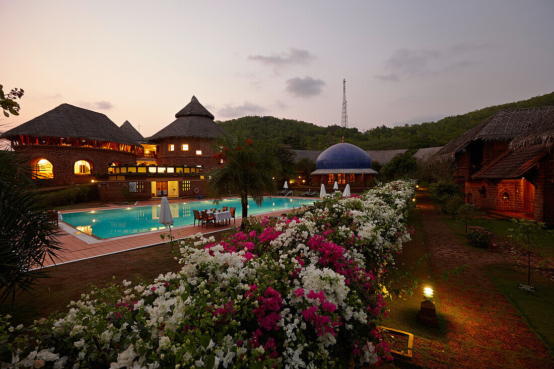 Pool, Restaurant und Gästebungalows, SwaSwara Resort, Gokarna, Karnataka, Indien