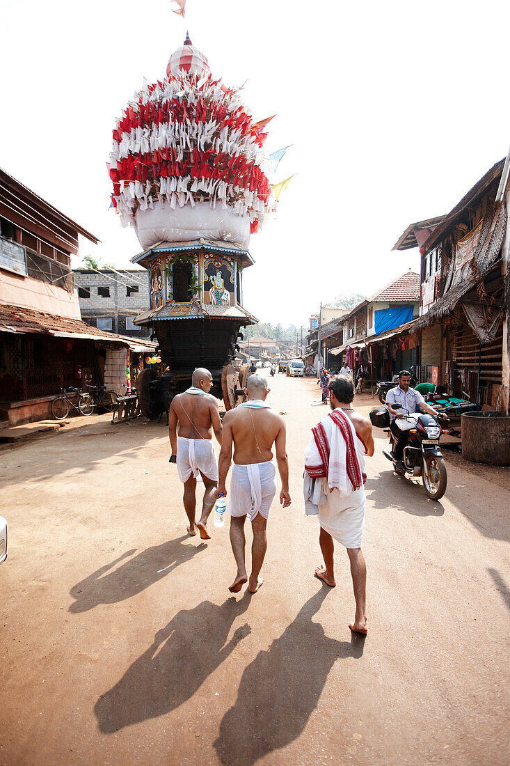 Drei Pilger (Brahmanen Kaste) passieren Tempelwagen, Mahabaleshwar Tempel, Gokarna, Gokarna, Karnataka, Indien