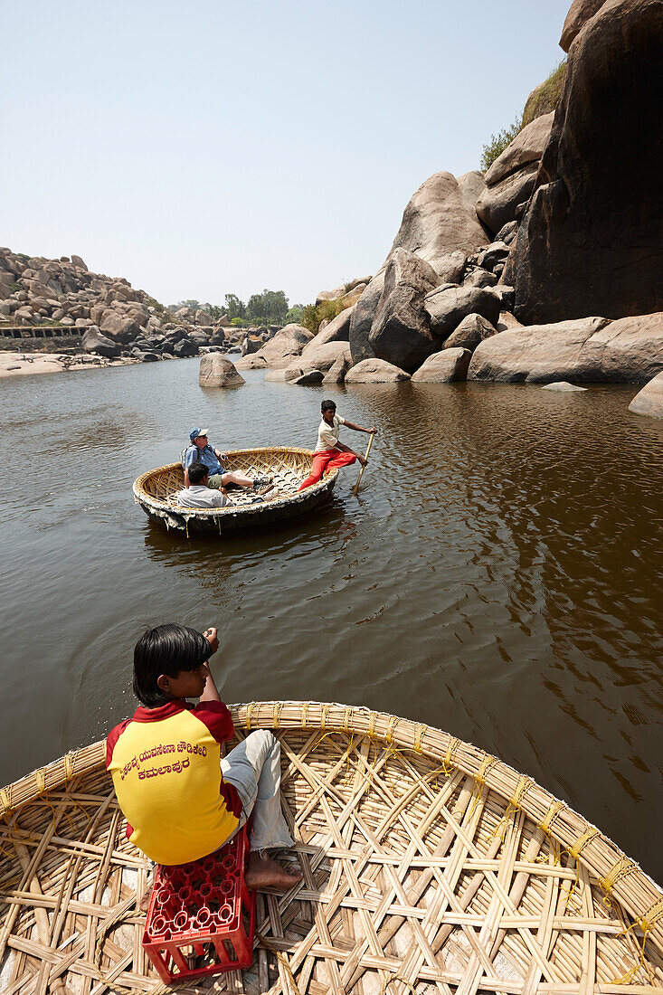 Bootstour in traditionellen Coracle Ruderrundbooten, Tungabhadra Fluss, Hampi, Karnataka, Indien
