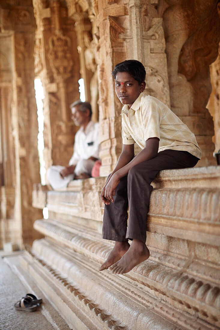 Besucher im Vitthala Tempel, Hampi, Karnataka, Indien
