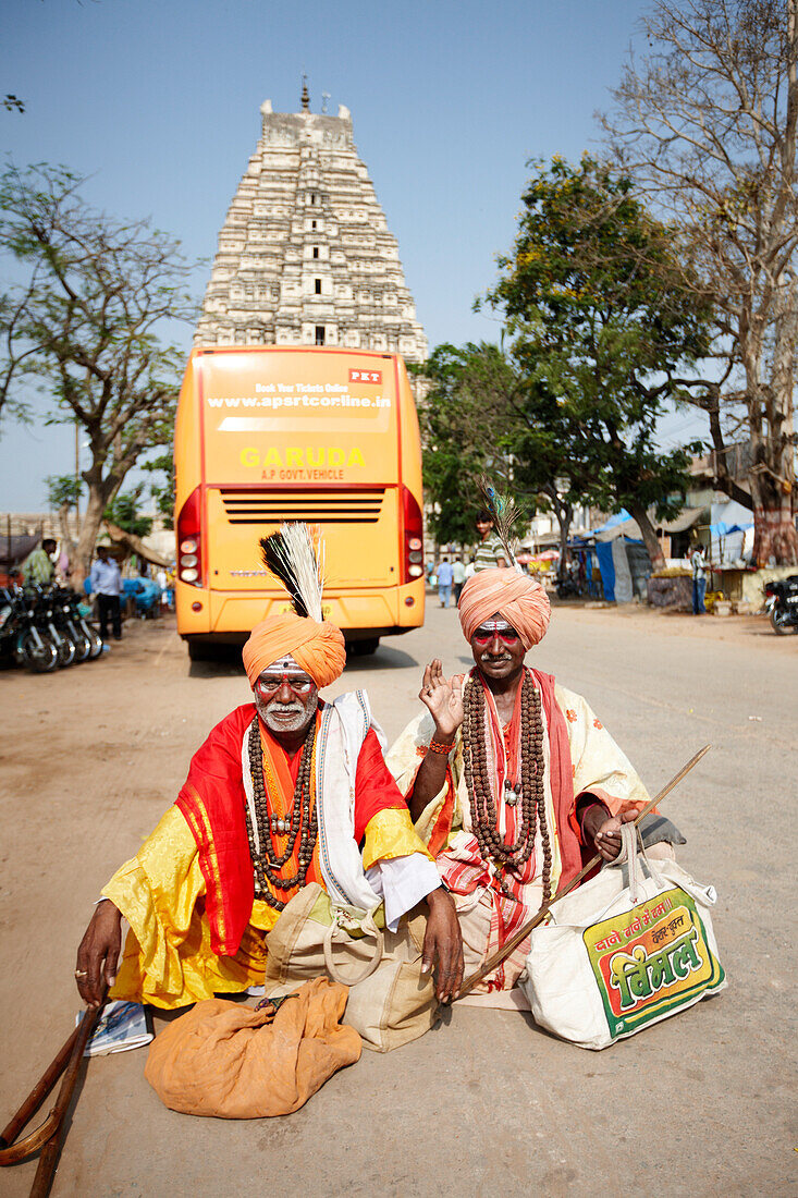 Zwei Straßenmagier, Virupaksha Tempel im Hintergrund, Hampi, Karnataka, Indien