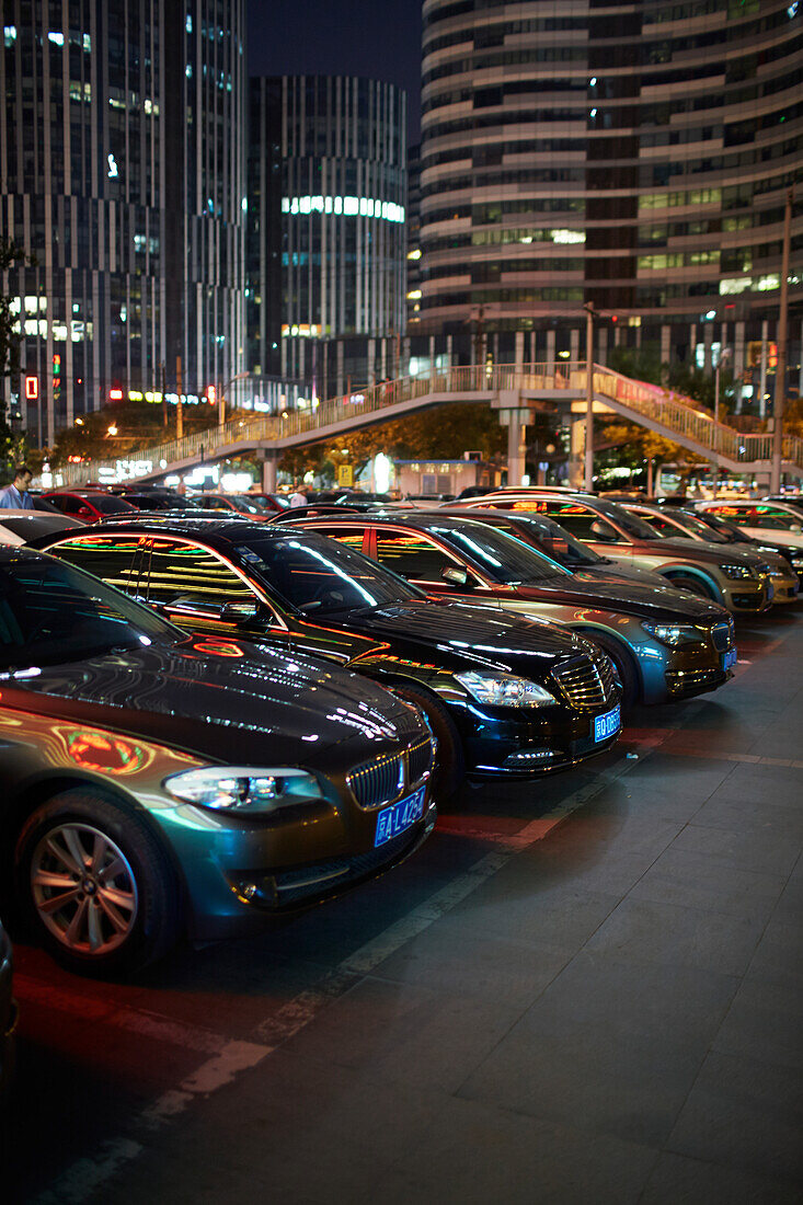 Autos parken auf einem Parkplatz, Sanlitun Viertel, Chaoyang, Beijing, China