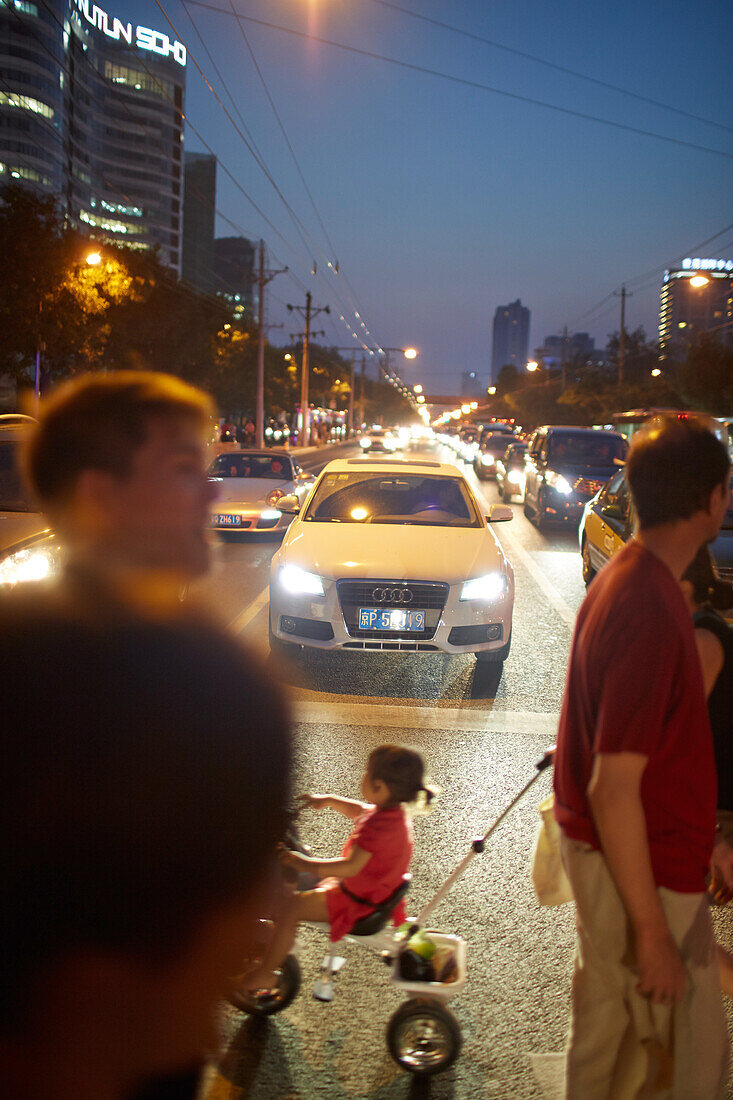Fussgänger überqueren eine Straße, Sanlitun Viertel, Chaoyang, Beijing, China