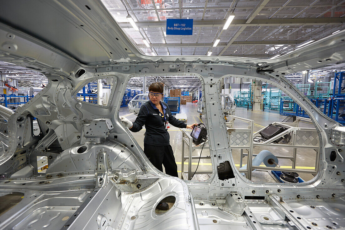 Frau bei der BMW Fahrzeugproduktion im Werk Tiexi, Shenyang, Liaoning, China