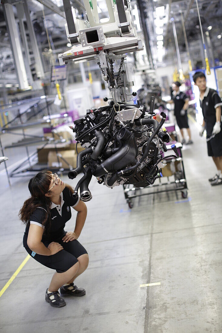 Frau bei der BMW Fahrzeugproduktion im Werk Tiexi, Shenyang, Liaoning, China