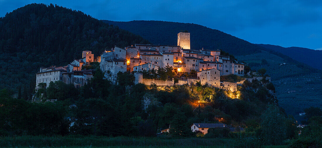 mittelalterliche Burg in Arrone, Tal der Nera, Valnerina, Franziskus von Assisi, Via Francigena di San Francesco, Franziskusweg, Provinz Terni, Umbrien, Italien, Europa