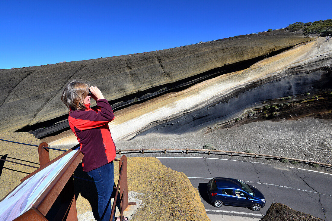 Frau steht an einem Aussichtspunkt, blickt zum Teide, Teneriffa, Kanarische Inseln, Spanien