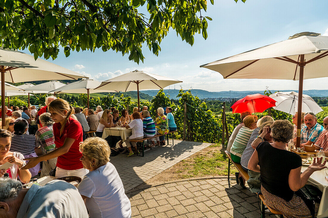 Gäste in einer Besenwirtschafte (Weinwirtschaft) in den Weinbergen, Stuttgart-Untertürkheim, Baden-Württemberg, Deutschland