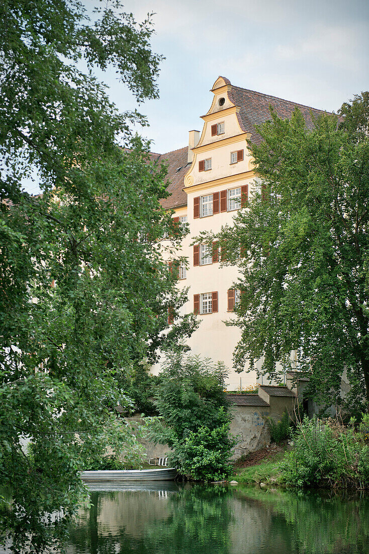Blick über Donau auf historisches Gebäude, Munderkingen, Baden-Württemberg, Deutschland