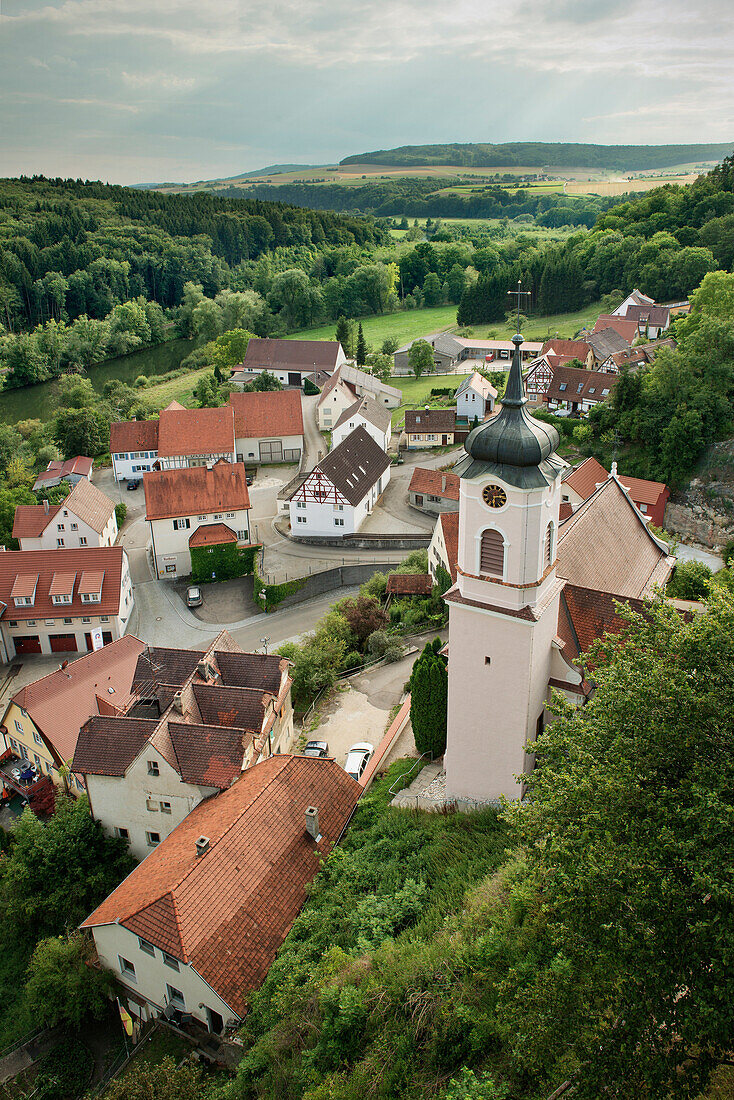 Blick auf Rechtenstein mit Pfarrkirche St. Georg, Rechtenstein, Baden-Württemberg, Deutschland