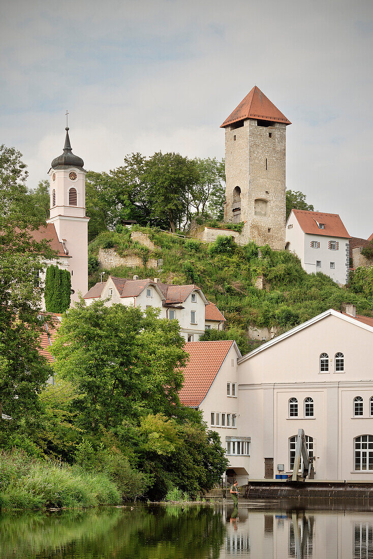 Wasserkraftwerk an der Donau, Pfarrkirche St. Georg und Ruine Rechtenstein im Hintergrund, Rechtenstein, Baden-Württemberg, Deutschland