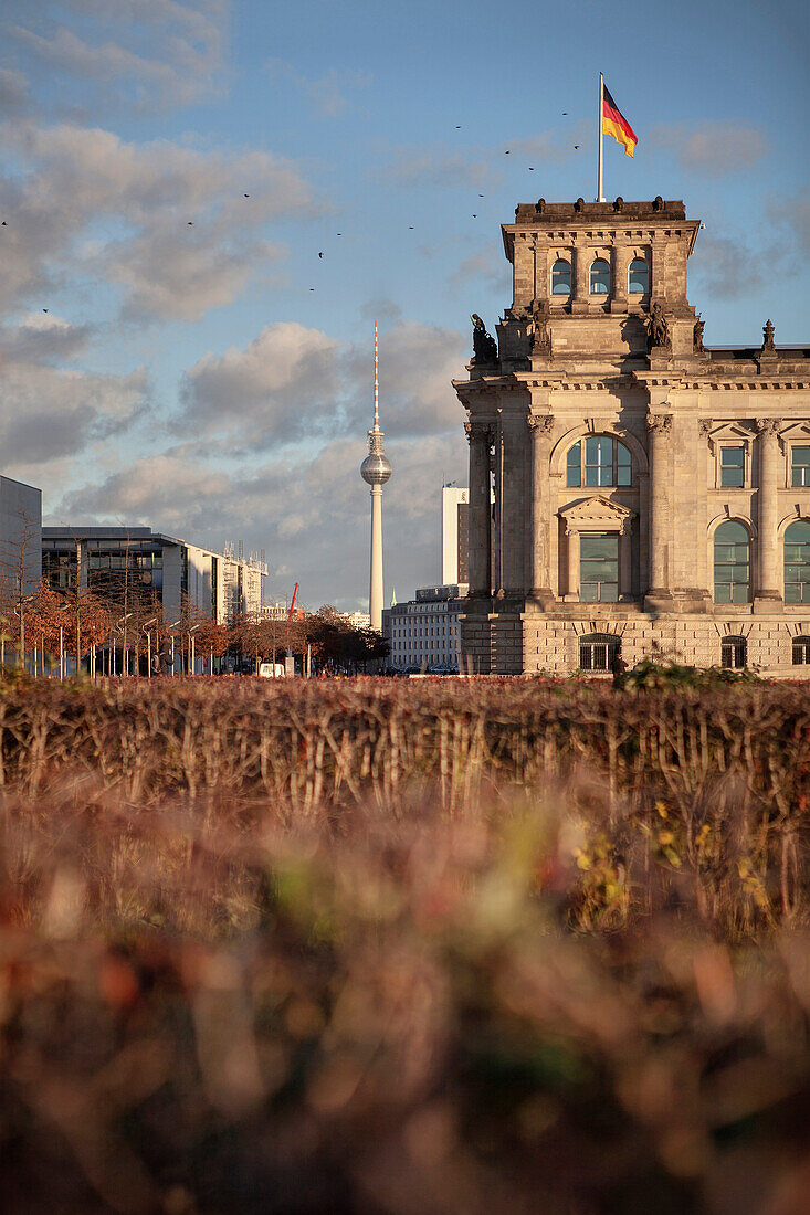 Reichstag, Fernsehturm im Hintergrund, Berlin, Deutschland