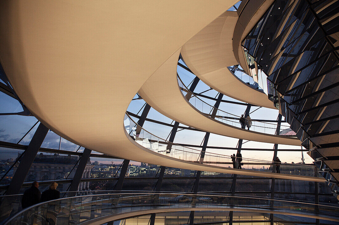 Besucher in der Reichstagskuppel am Abend, Berlin, Deutschland