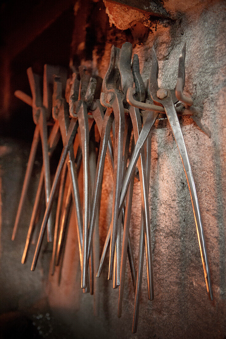 Schmiedezangen hängen an einer Wand einer Hammerschmiede, Passau, Bayern, Deutschland