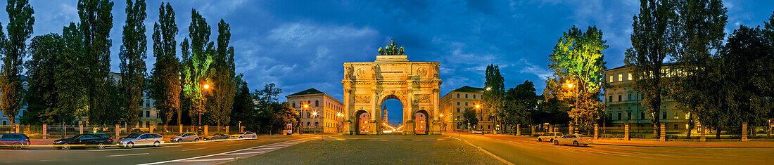 Siegestor bei Nacht, München, Bayern, Deutschland