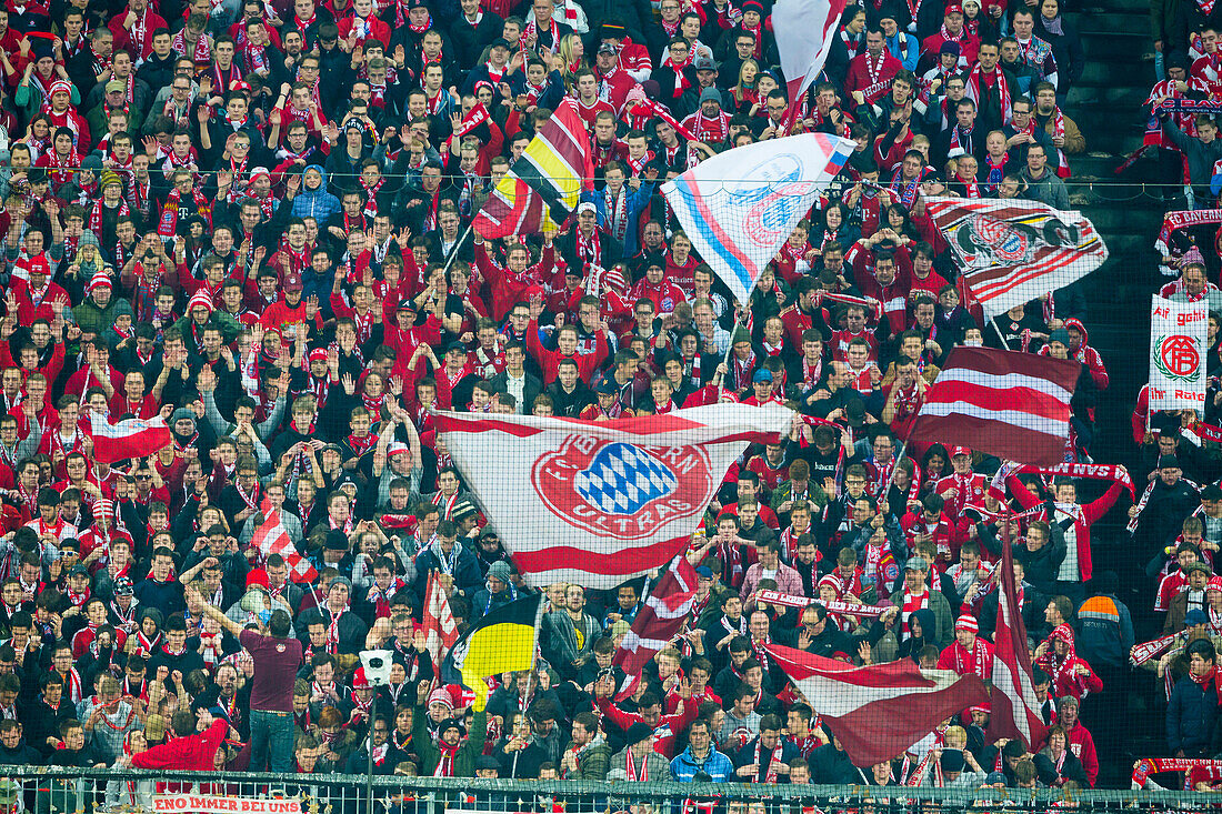 Allianz Arena beim Spiel FC Bayern gegen Schalke 04, Südkurve, München, Bayern, Deutschland