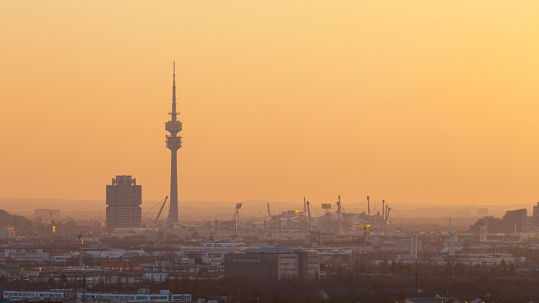 Blick vom Froettmaninger Berg (Muellberg) towards the BMW Building, Olympia tower and Olympia stadion, Munich, Upper Bavaria, Bavaria, Germany