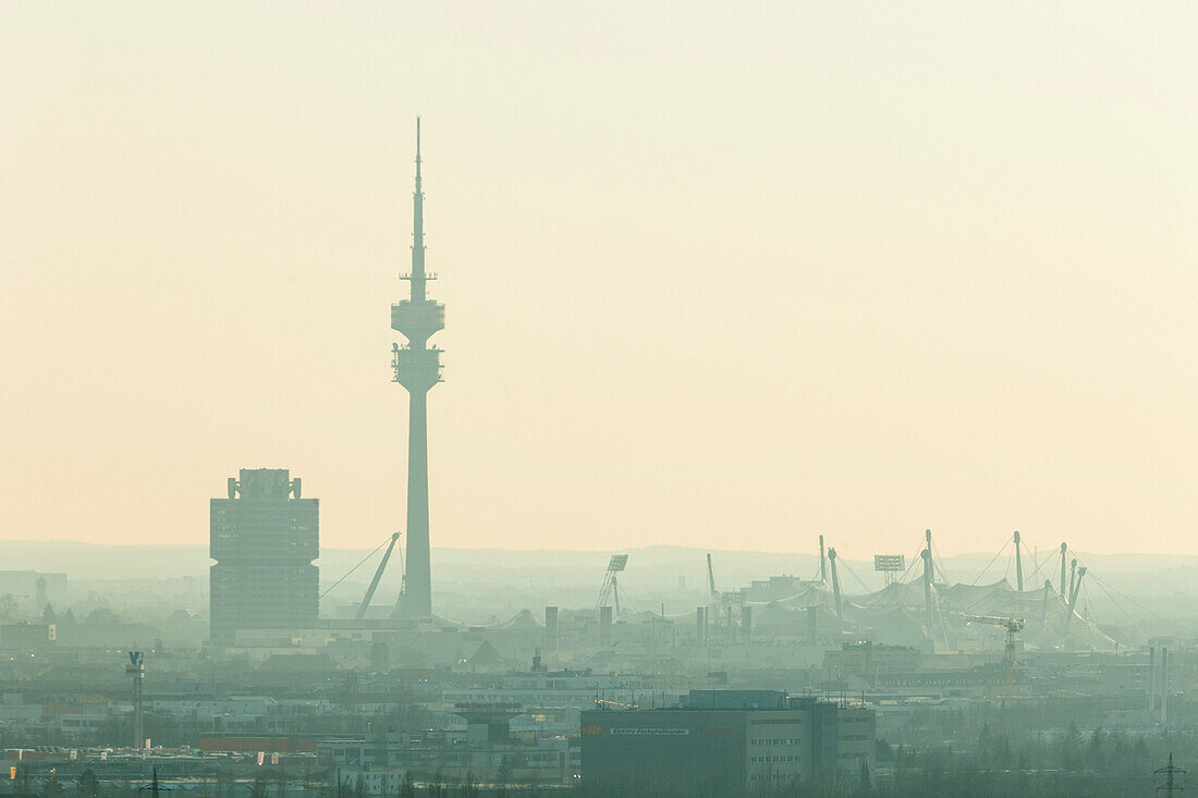 Blick vom Fröttmaninger Berg (Müllberg) auf BMW Gebäude, Olympiaturm und Olympiastadion, München, Bayern, Deutschland