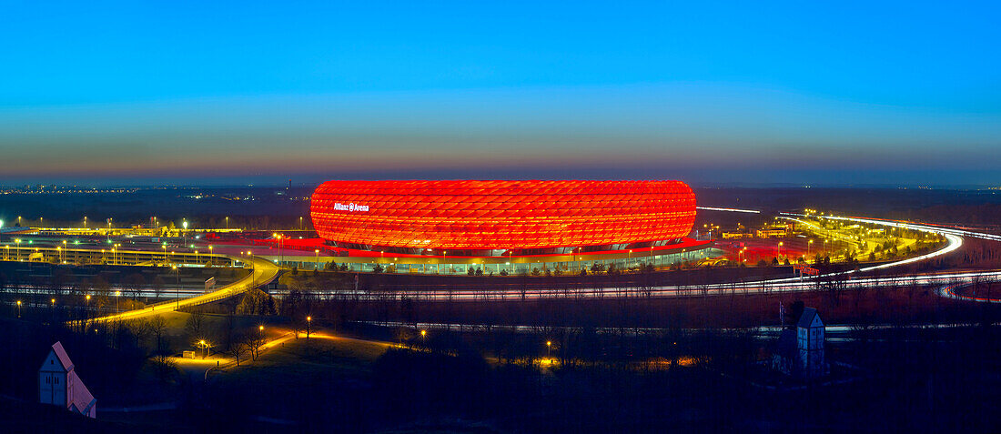 Allianz Arena in rot, München, Bayern, Deutschland