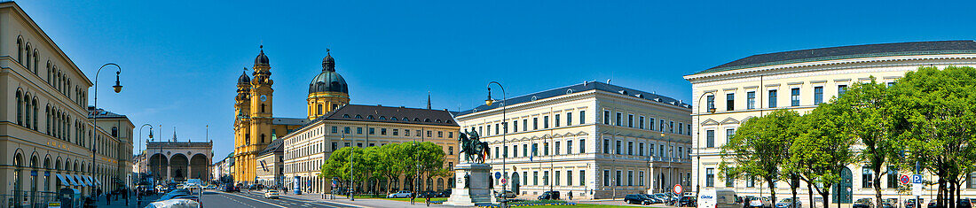 Von der Ludwigstraße auf Feldherrnhalle mit Theatiner Kirche, München, Bayern, Deutschland