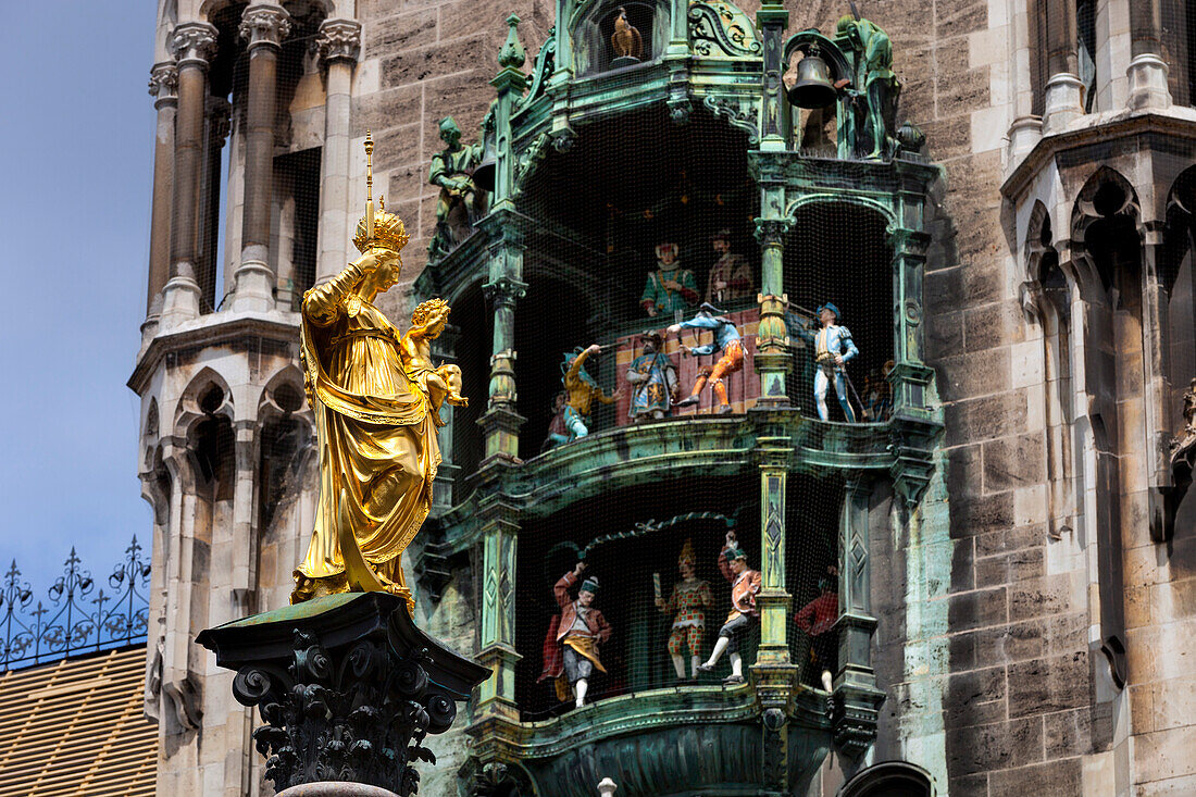 Mariensäule am Marienplatz mit Glockenspiel, München, Bayern, Deutschland