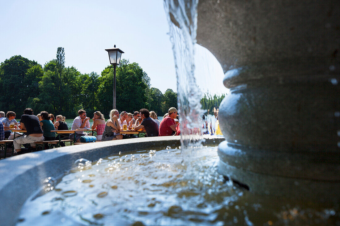 Im Englischen Garten, Biergarten am Kleinen Seehaus, München, Bayern, Deutschland