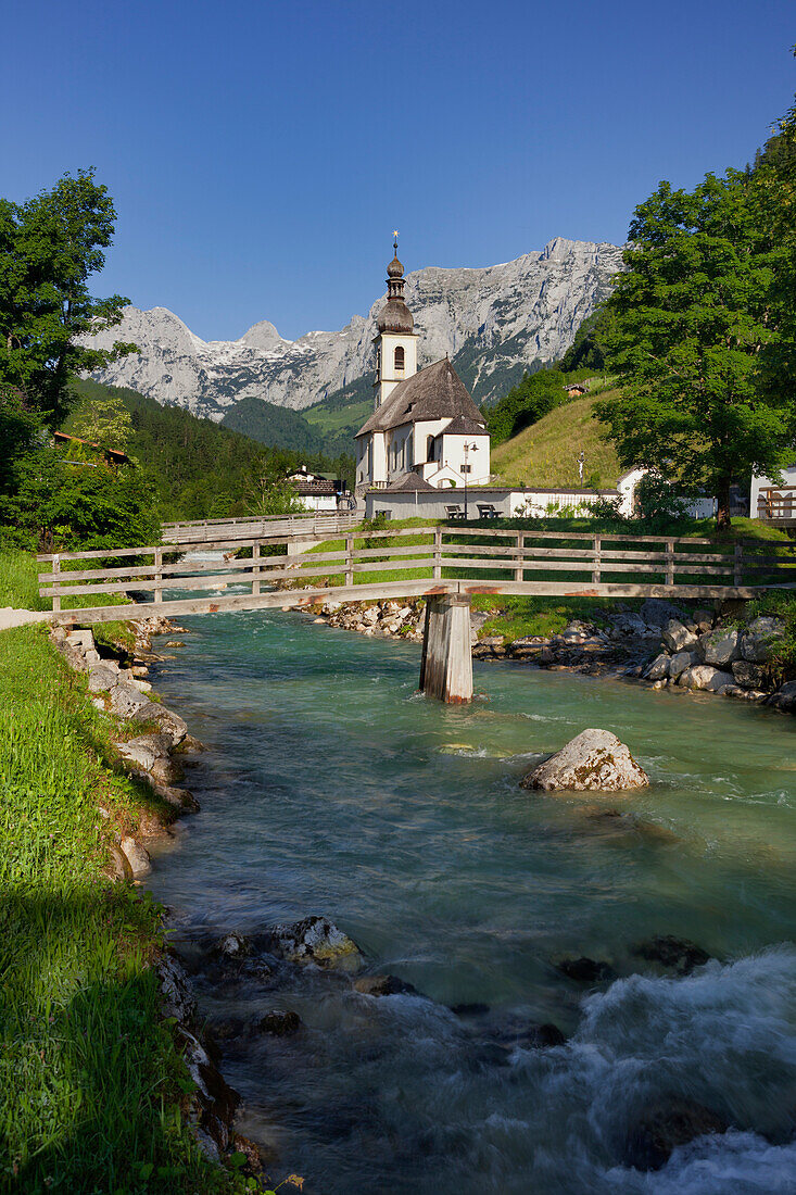 Kirche in Ramsau, Ramsauer Ache, Reiter Steinberge, Berchtesgadener Land, Bayern, Deutschland
