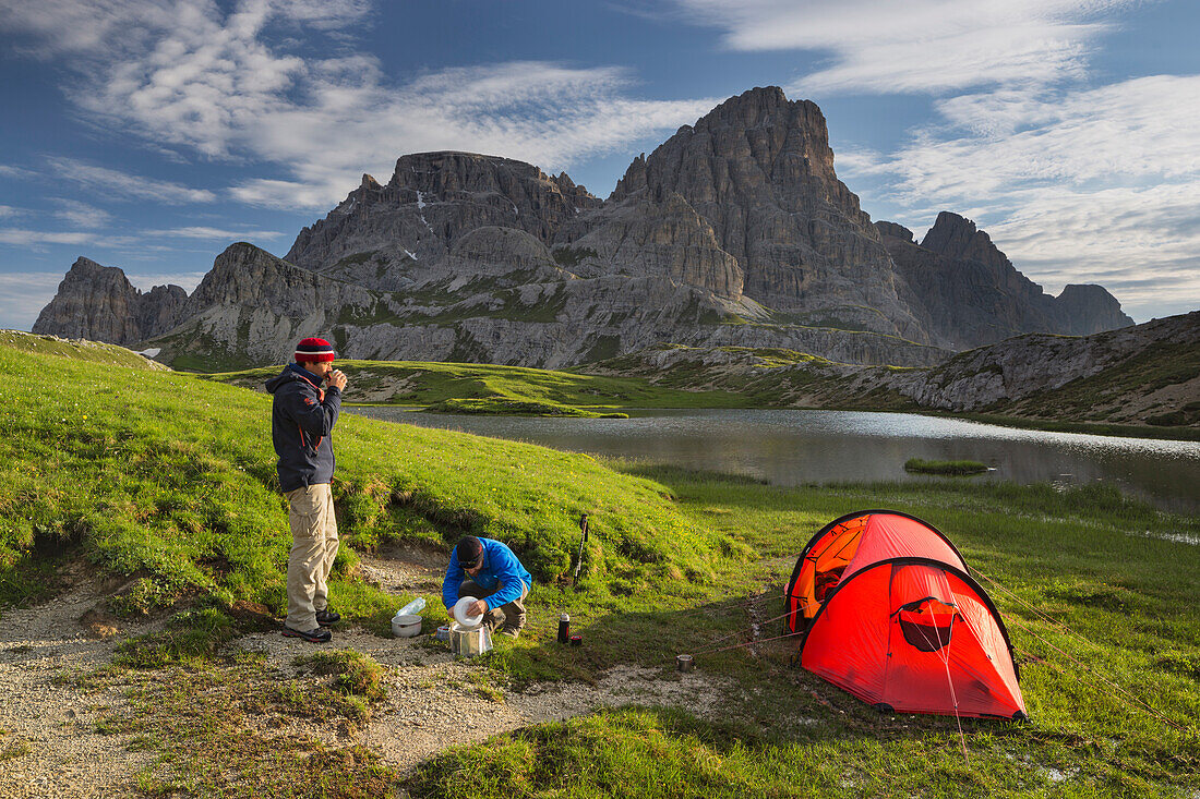 Wanderer, Neunerkofel, rotes Zelt, Bödenalpe, Bödenseen, Südtirol, Dolomiten, Italien