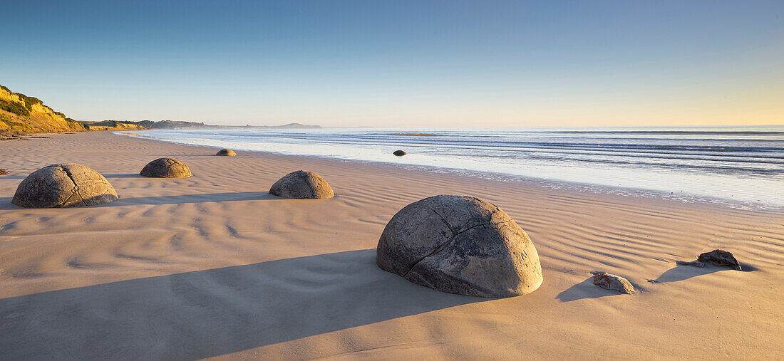 Moeraki Boulders im Morgenlicht, Otago, Südinsel, Neuseeland